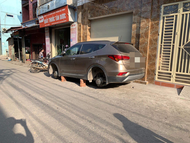 Xon xao cau chuyen de qua dem ngay truoc cua nha Hyundai Santa Fe bi ke gian thao trom het 4 banh