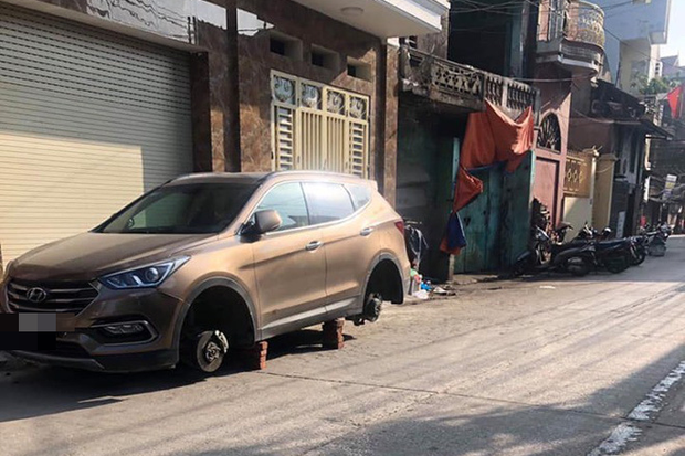 Xon xao cau chuyen de qua dem ngay truoc cua nha Hyundai Santa Fe bi ke gian thao trom het 4 banh