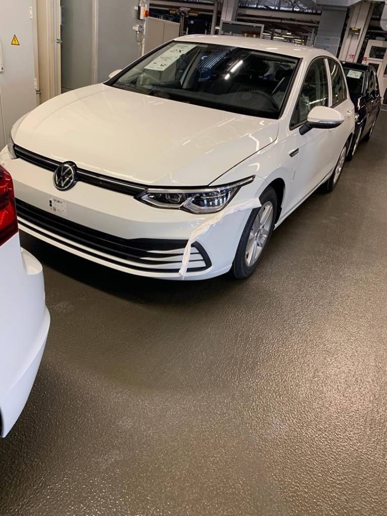 Xe bán chạy nhì thế giới Volkswagen Golf lộ nội, ngoại thất đời mới gây nhiều tranh cãi - Ảnh 1.
