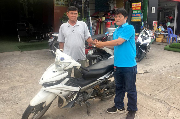 Sau 1 ngày bàn giao lại xe máy cũ, hiệp sĩ Nguyễn Thanh Hải được tặng xe Yamaha Exciter trị giá 50 triệu đồng - Ảnh 1.