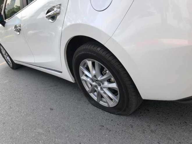 2 chiến sĩ CSGT giải cứu nữ tài xế bị xịt lốp ô tô giữa đường khiến dân mạng nhấn like nhiệt tình - Ảnh 2.
