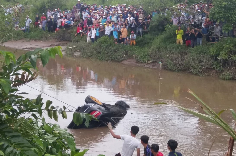 3 người chết trong ô tô Mercedes lao xuống rạch ở Tiền Giang: Không phát hiện dấu hiệu va chạm - Ảnh 1. 3 người chết trong ô tô Mercedes lao xuống rạch ở Tiền Giang: Không phát hiện dấu hiệu va chạm - Ảnh 1.
