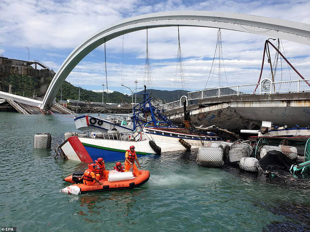 Khoảnh khắc kinh hoàng khi cây cầu dài 140m ở Đài Loan sụp đổ trong tíc tắc, khiến hàng chục người bị thương và mất tích - Ảnh 2.