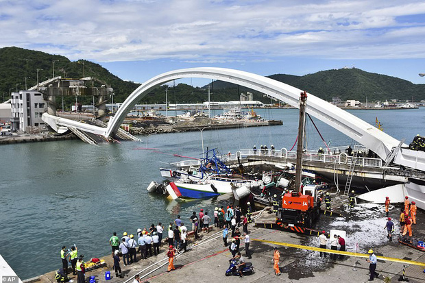 Khoảnh khắc kinh hoàng khi cây cầu dài 140m ở Đài Loan sụp đổ trong tíc tắc, khiến hàng chục người bị thương và mất tích - Ảnh 3.