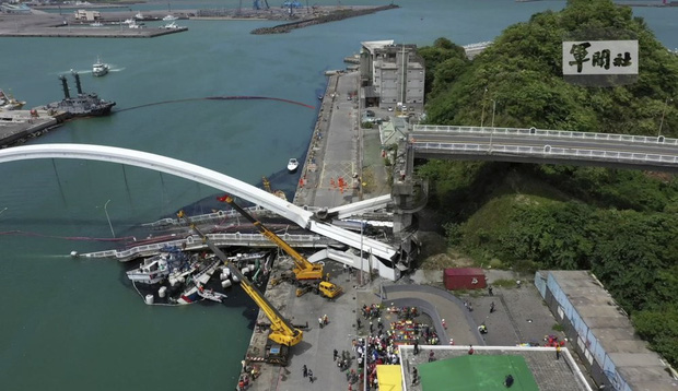Khoảnh khắc kinh hoàng khi cây cầu dài 140m ở Đài Loan sụp đổ trong tíc tắc, khiến hàng chục người bị thương và mất tích - Ảnh 7.