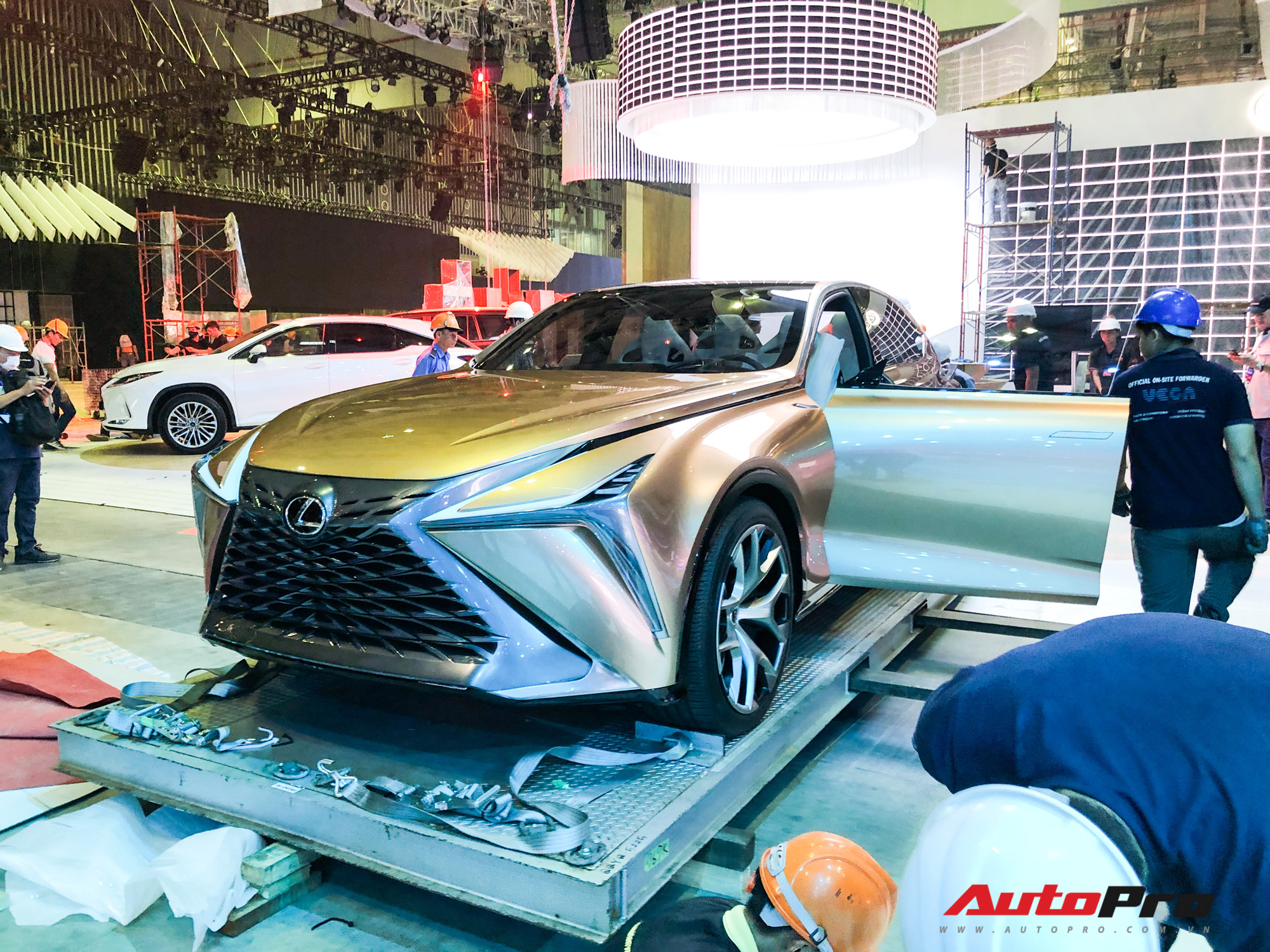 Tóm gọn mẫu concept LF-1 Limitless - Bom tấn của Lexus tại VMS 2019 - Ảnh 2. Tóm gọn mẫu concept LF-1 Limitless - Bom tấn của Lexus tại VMS 2019 - Ảnh 2.