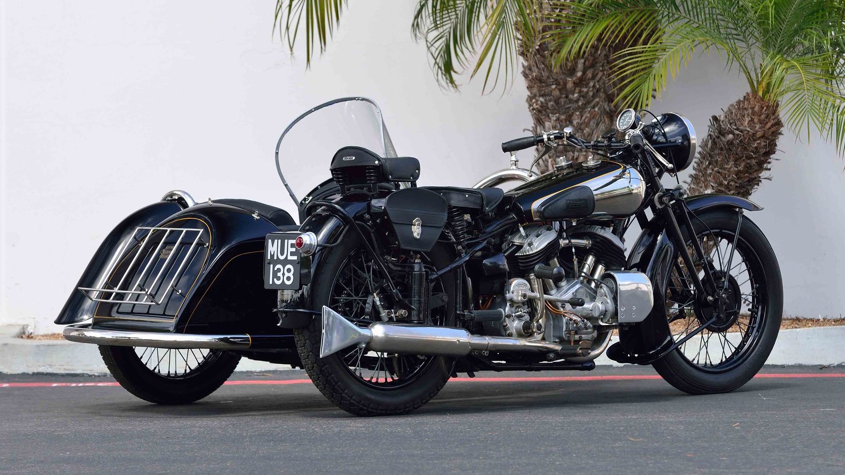 Aston Martin lần đầu tiên sản xuất mô tô đấu BMW Motorrad - Ảnh 1. Aston Martin lần đầu tiên sản xuất mô tô đấu BMW Motorrad - Ảnh 1.