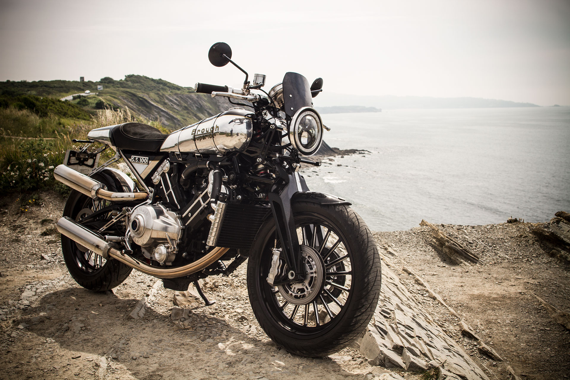 Aston Martin lần đầu tiên sản xuất mô tô đấu BMW Motorrad - Ảnh 2. Aston Martin lần đầu tiên sản xuất mô tô đấu BMW Motorrad - Ảnh 2.