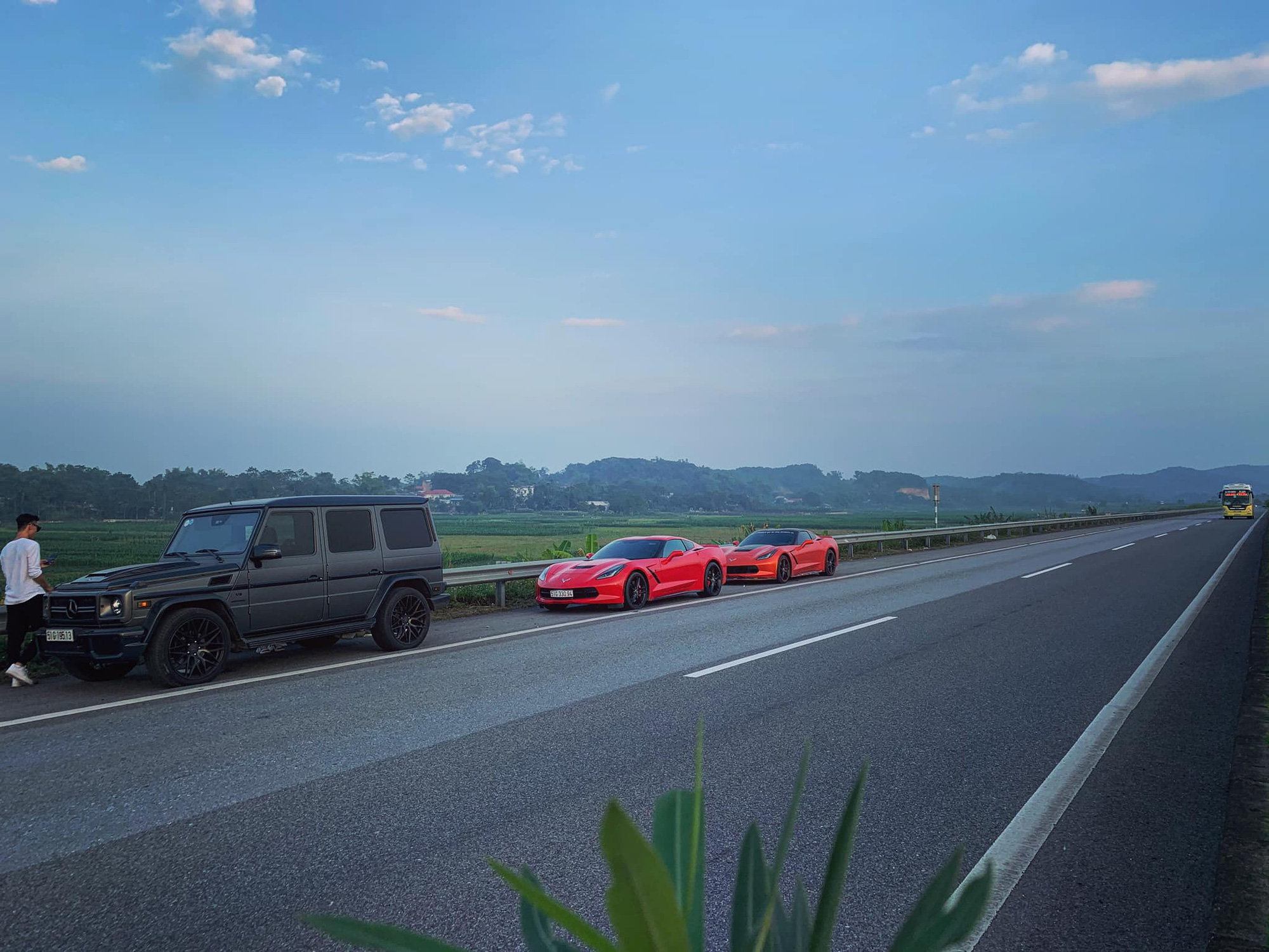 Bộ đôi Chevrolet Corvette C7 và Mercedes-AMG G55 rủ nhau 'phượt' Tây Bắc