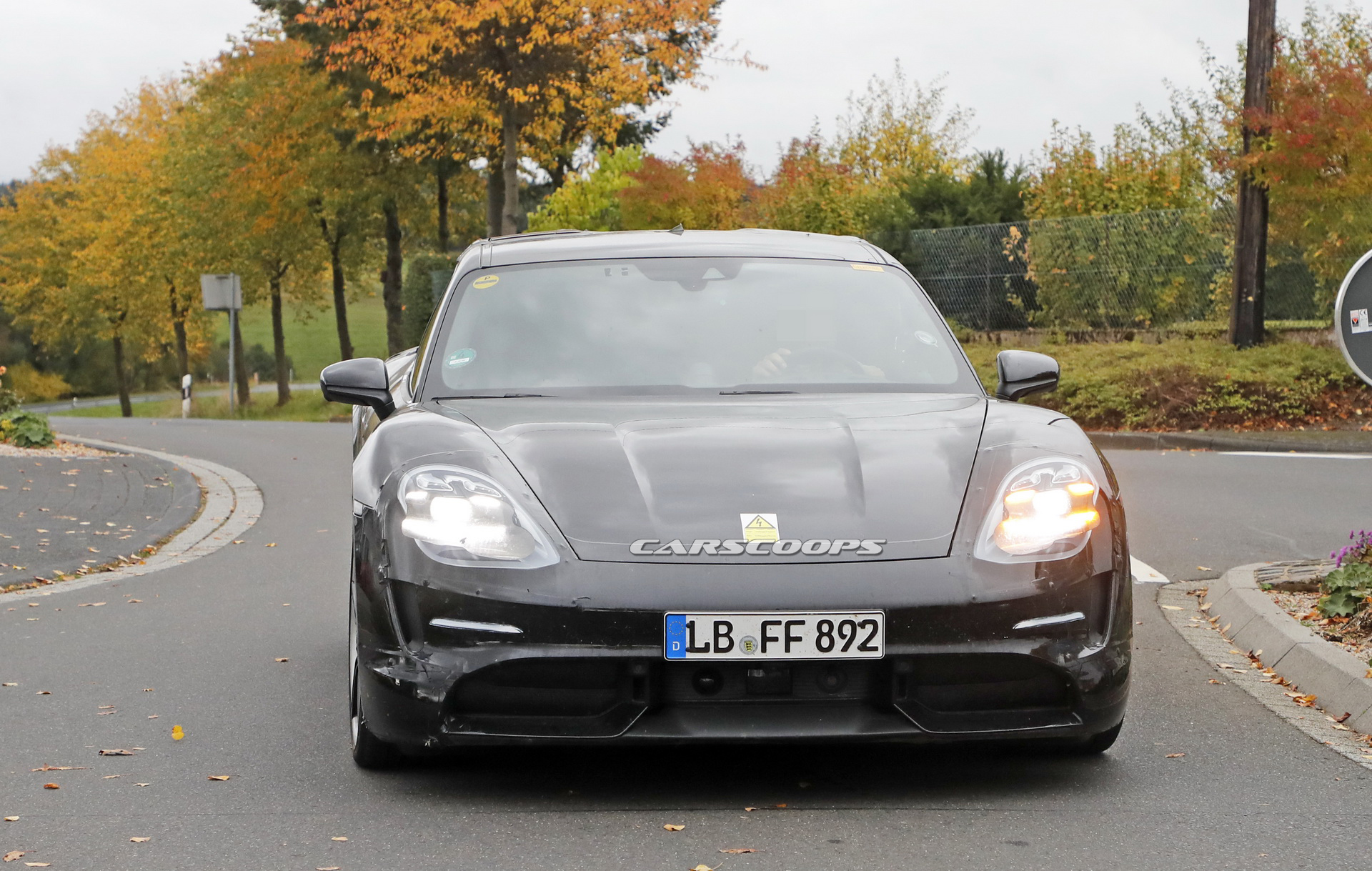 Porsche Taycan sắp về Việt Nam có thêm bản đuôi dài - Ảnh 2. Porsche Taycan sắp về Việt Nam có thêm bản đuôi dài - Ảnh 2.