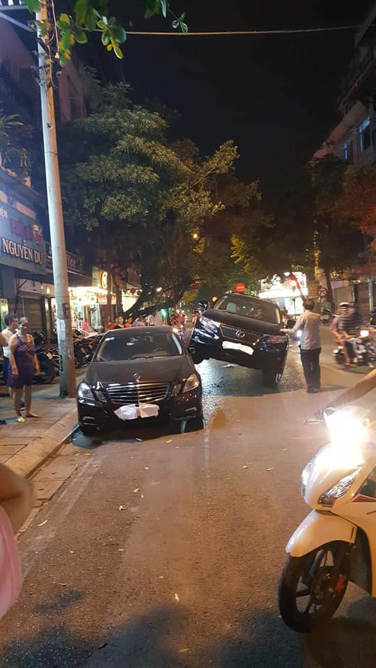  Xe Lexus gác” lên thân Mercedes - hình ảnh vụ tai nạn gây xôn xao trên phố Hà Nội - Ảnh 2.