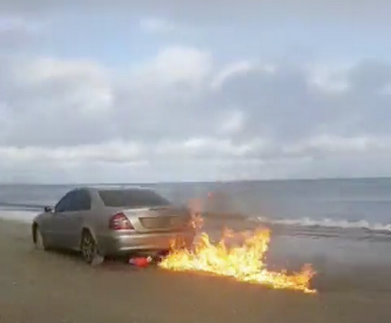 Chàng trai đốt chiếc Mercedes E220 để chuộc lỗi ngoại tình - Ảnh 1.