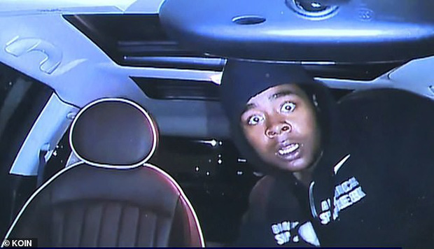 Đột nhập vào xe MINI Cooper, tên trộm bị ghi lại hình ảnh khiến dân tình không nhịn được cười - Ảnh 2.
