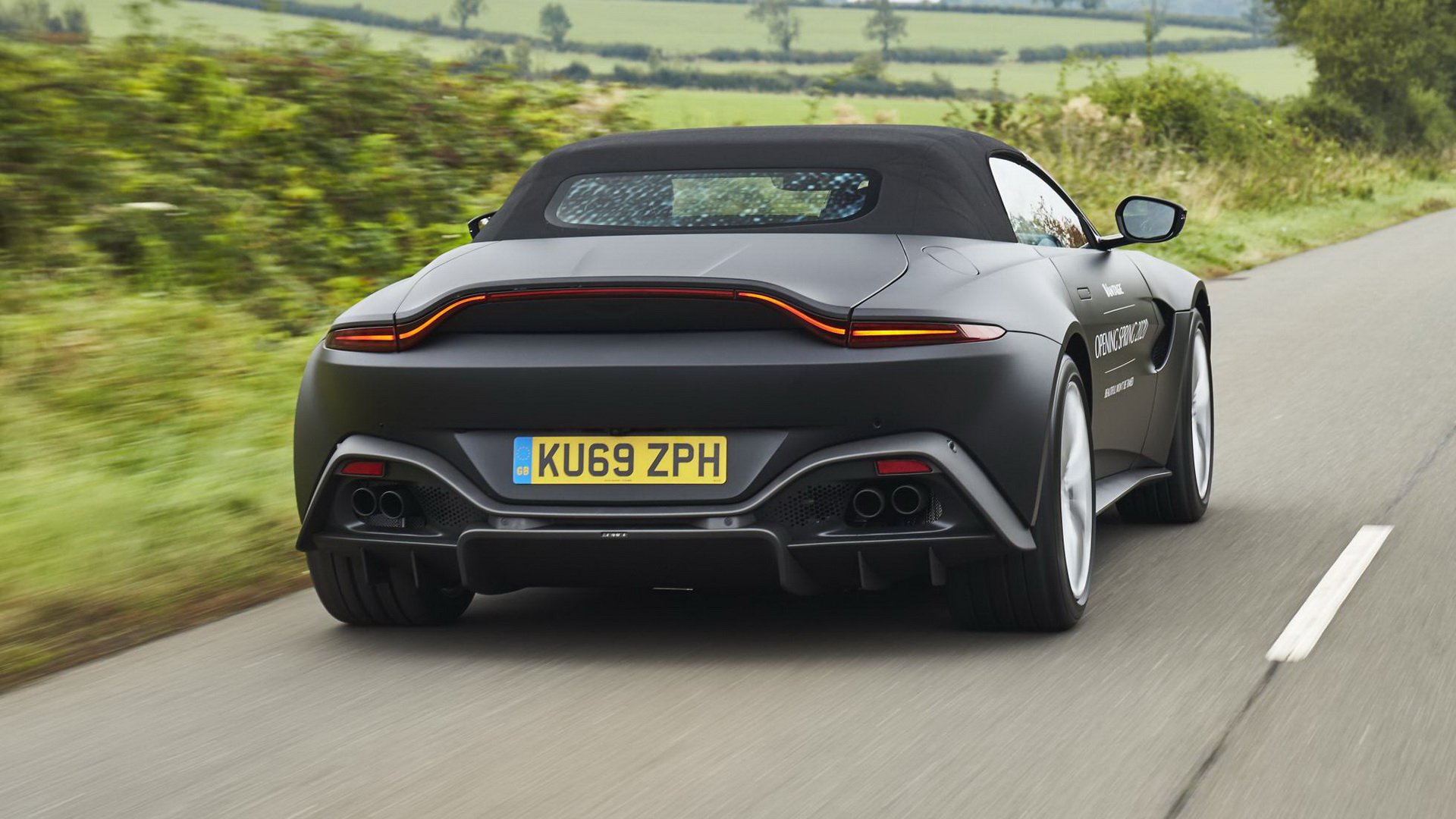 Aston Martin Vantage Roadster 2020 lộ diện với mui trần mỹ miều - Ảnh 2. Aston Martin Vantage Roadster 2020 lộ diện với mui trần mỹ miều - Ảnh 2.