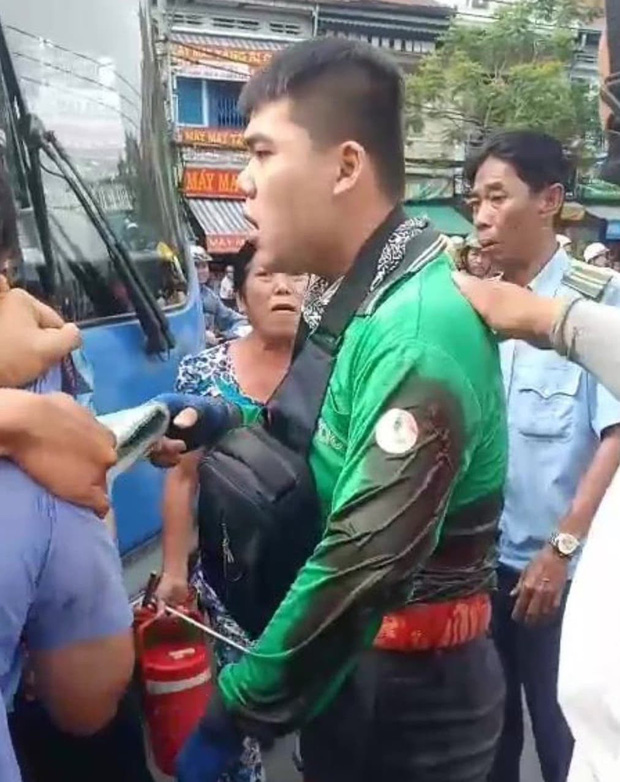 Va chạm giao thông, tài xế xe buýt dùng hung khí đâm bị thương tài xế GrabBike ở Sài Gòn - Ảnh 2.