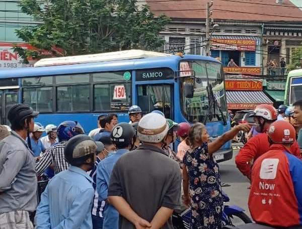 Va chạm giao thông, tài xế xe buýt dùng hung khí đâm bị thương tài xế GrabBike ở Sài Gòn - Ảnh 3.