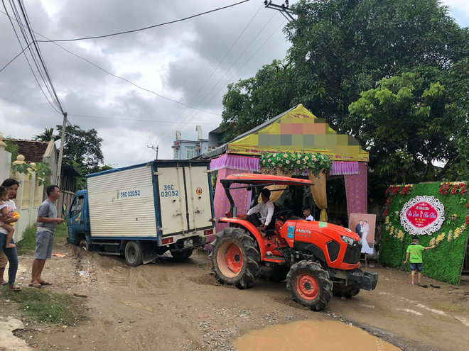 Vụ tai nạn dở khóc dở cười của xe tải ngay trước rạp cưới khiến gia đình bối rối tìm cách giải quyết - Ảnh 1. Vụ tai nạn dở khóc dở cười của xe tải ngay trước rạp cưới khiến gia đình bối rối tìm cách giải quyết - Ảnh 1.