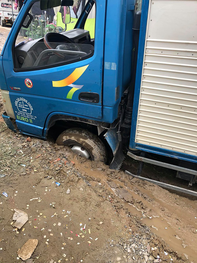 Vụ tai nạn dở khóc dở cười của xe tải ngay trước rạp cưới khiến gia đình bối rối tìm cách giải quyết - Ảnh 2. Vụ tai nạn dở khóc dở cười của xe tải ngay trước rạp cưới khiến gia đình bối rối tìm cách giải quyết - Ảnh 2.