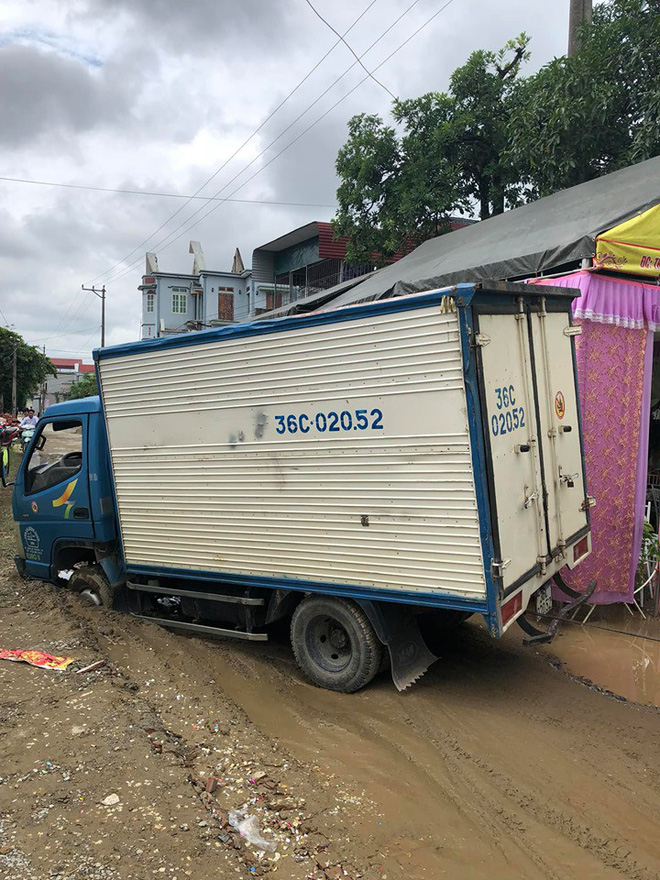 Vụ tai nạn dở khóc dở cười của xe tải ngay trước rạp cưới khiến gia đình bối rối tìm cách giải quyết - Ảnh 3. Vụ tai nạn dở khóc dở cười của xe tải ngay trước rạp cưới khiến gia đình bối rối tìm cách giải quyết - Ảnh 3.