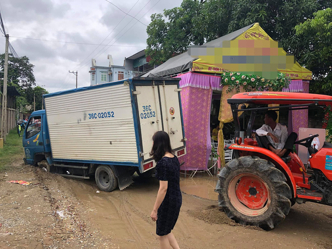 Vụ tai nạn dở khóc dở cười của xe tải ngay trước rạp cưới khiến gia đình bối rối tìm cách giải quyết - Ảnh 4. Vụ tai nạn dở khóc dở cười của xe tải ngay trước rạp cưới khiến gia đình bối rối tìm cách giải quyết - Ảnh 4.