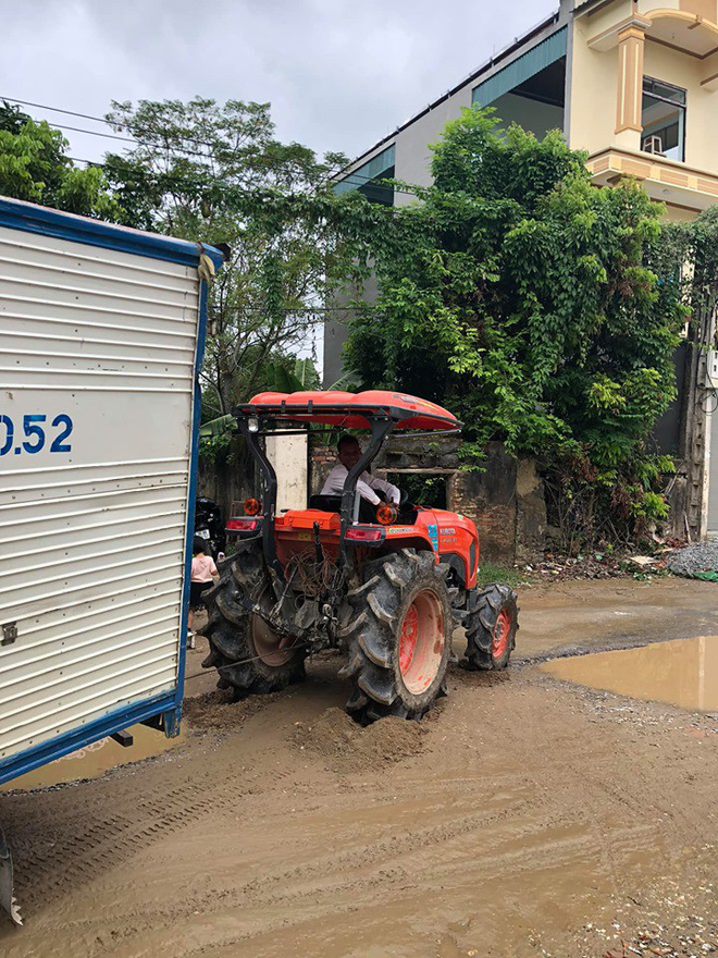 Vụ tai nạn dở khóc dở cười của xe tải ngay trước rạp cưới khiến gia đình bối rối tìm cách giải quyết - Ảnh 5. Vụ tai nạn dở khóc dở cười của xe tải ngay trước rạp cưới khiến gia đình bối rối tìm cách giải quyết - Ảnh 5.