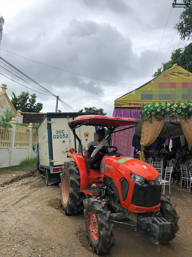 Vụ tai nạn dở khóc dở cười của xe tải ngay trước rạp cưới khiến gia đình bối rối tìm cách giải quyết - Ảnh 6. Vụ tai nạn dở khóc dở cười của xe tải ngay trước rạp cưới khiến gia đình bối rối tìm cách giải quyết - Ảnh 6.