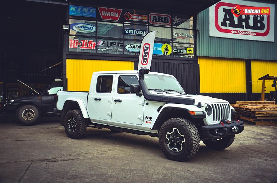 Sau khi bán nhiều siêu xe, ông chủ cà phê Trung Nguyên sắm bán tải Jeep Gladiator hàng hiếm về độ ống thở - Ảnh 1.