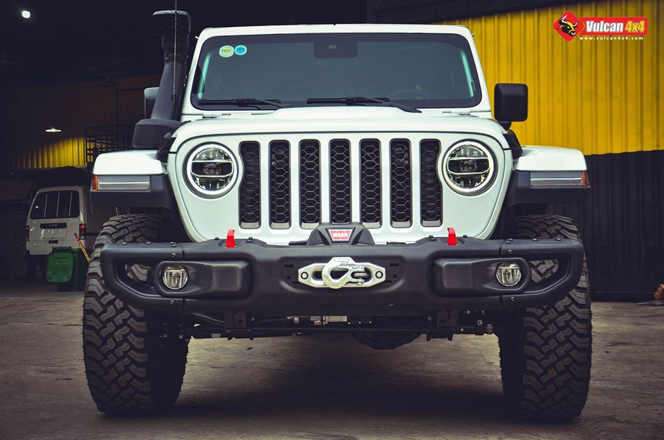 Sau khi bán nhiều siêu xe, ông chủ cà phê Trung Nguyên sắm bán tải Jeep Gladiator hàng hiếm về độ ống thở - Ảnh 3.