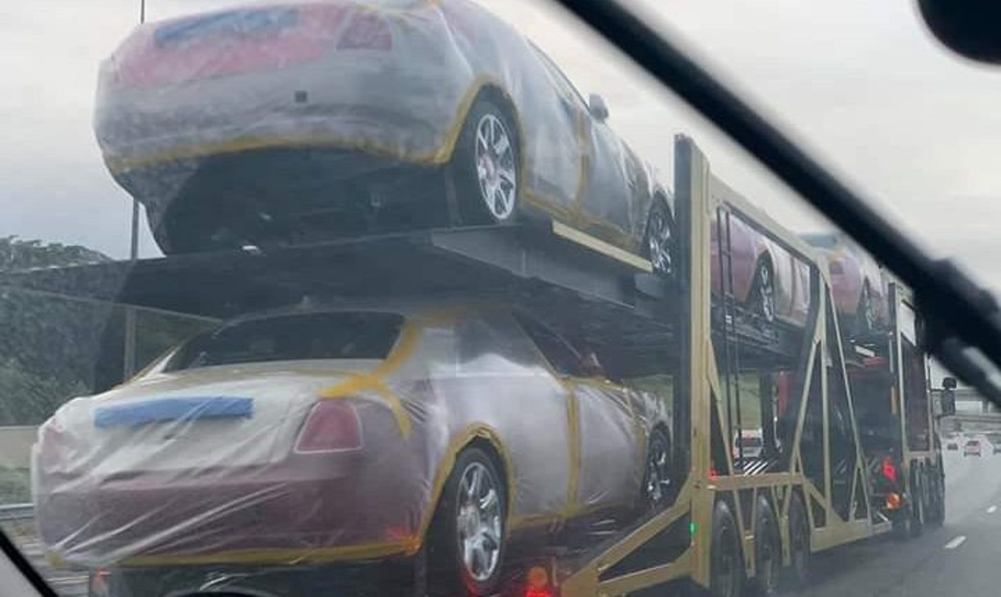 Nhà vua sắm 19 siêu xe Rolls-Royce tặng cho các bà vợ - Ảnh 3. Nhà vua sắm 19 siêu xe Rolls-Royce tặng cho các bà vợ - Ảnh 3.