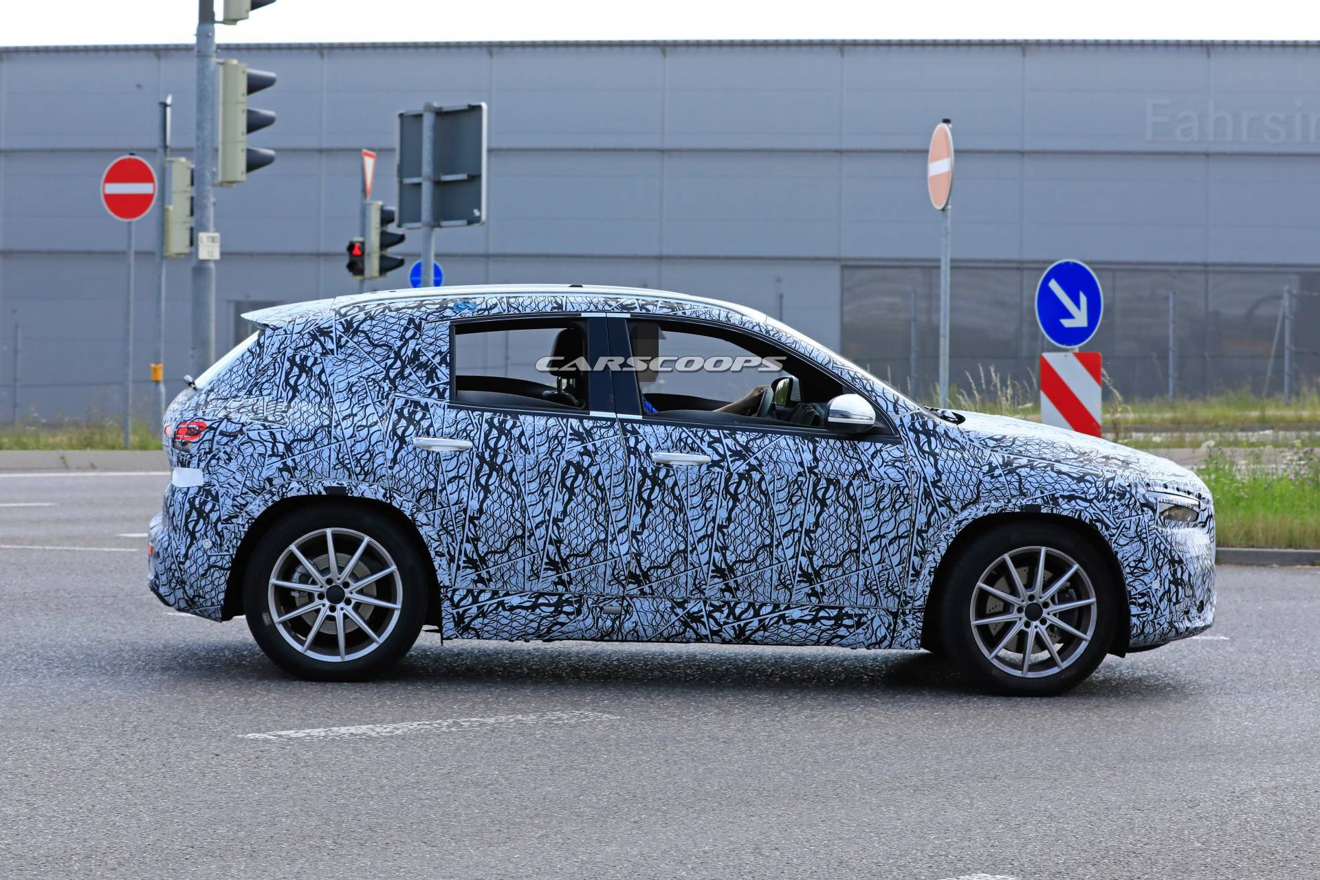 Mercedes-Benz GLA 2020 ra mắt trong vài tuần tới, cạnh tranh BMW X1 - Ảnh 2. Mercedes-Benz GLA 2020 ra mắt trong vài tuần tới, cạnh tranh BMW X1 - Ảnh 2.