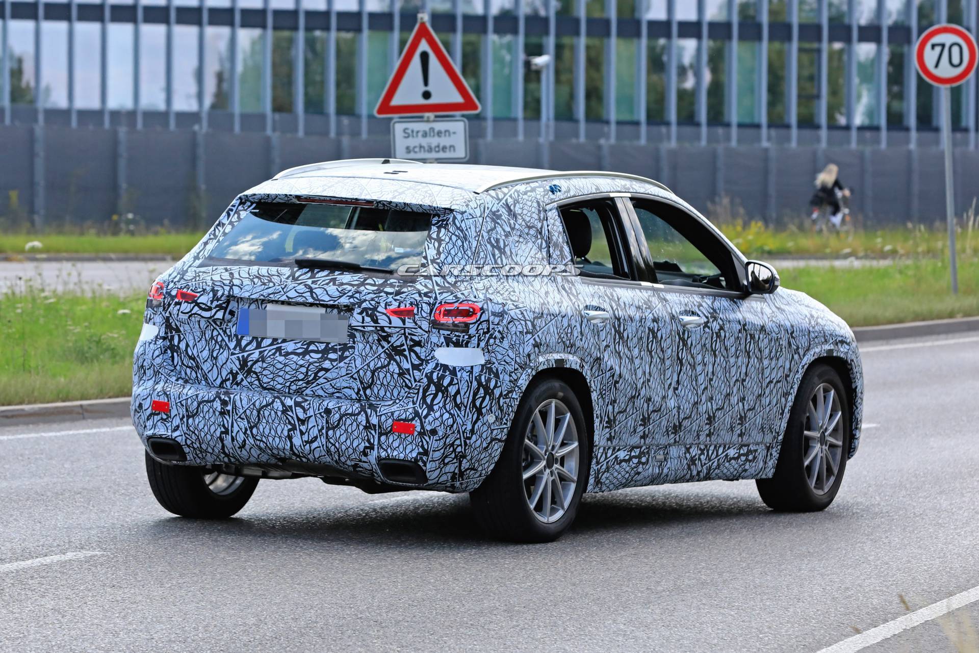 Mercedes-Benz GLA 2020 ra mắt trong vài tuần tới, cạnh tranh BMW X1 - Ảnh 3. Mercedes-Benz GLA 2020 ra mắt trong vài tuần tới, cạnh tranh BMW X1 - Ảnh 3.