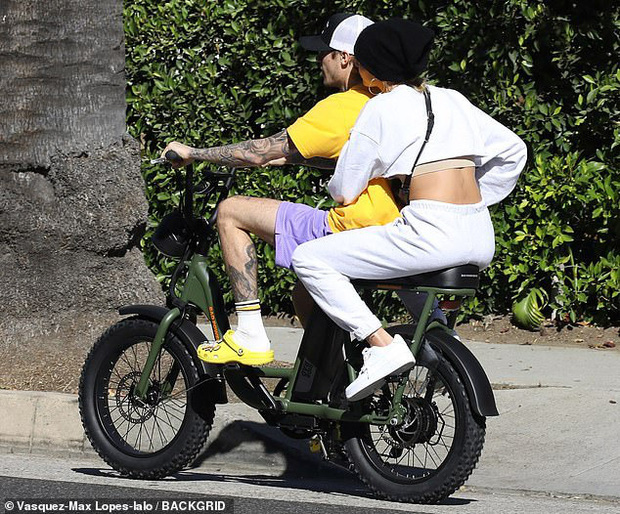 Dù sở hữu nhiều siêu xe khủng, Justin Bieber vẫn đạp xe dạo phố với vợ trong tâm bão chỉ trích của dư luận - Ảnh 1.