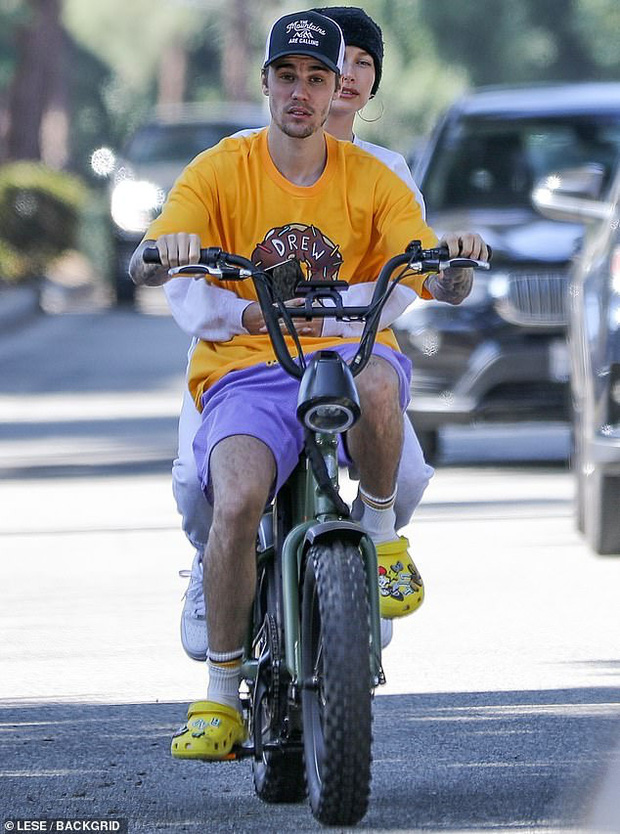 Dù sở hữu nhiều siêu xe khủng, Justin Bieber vẫn đạp xe dạo phố với vợ trong tâm bão chỉ trích của dư luận - Ảnh 2.
