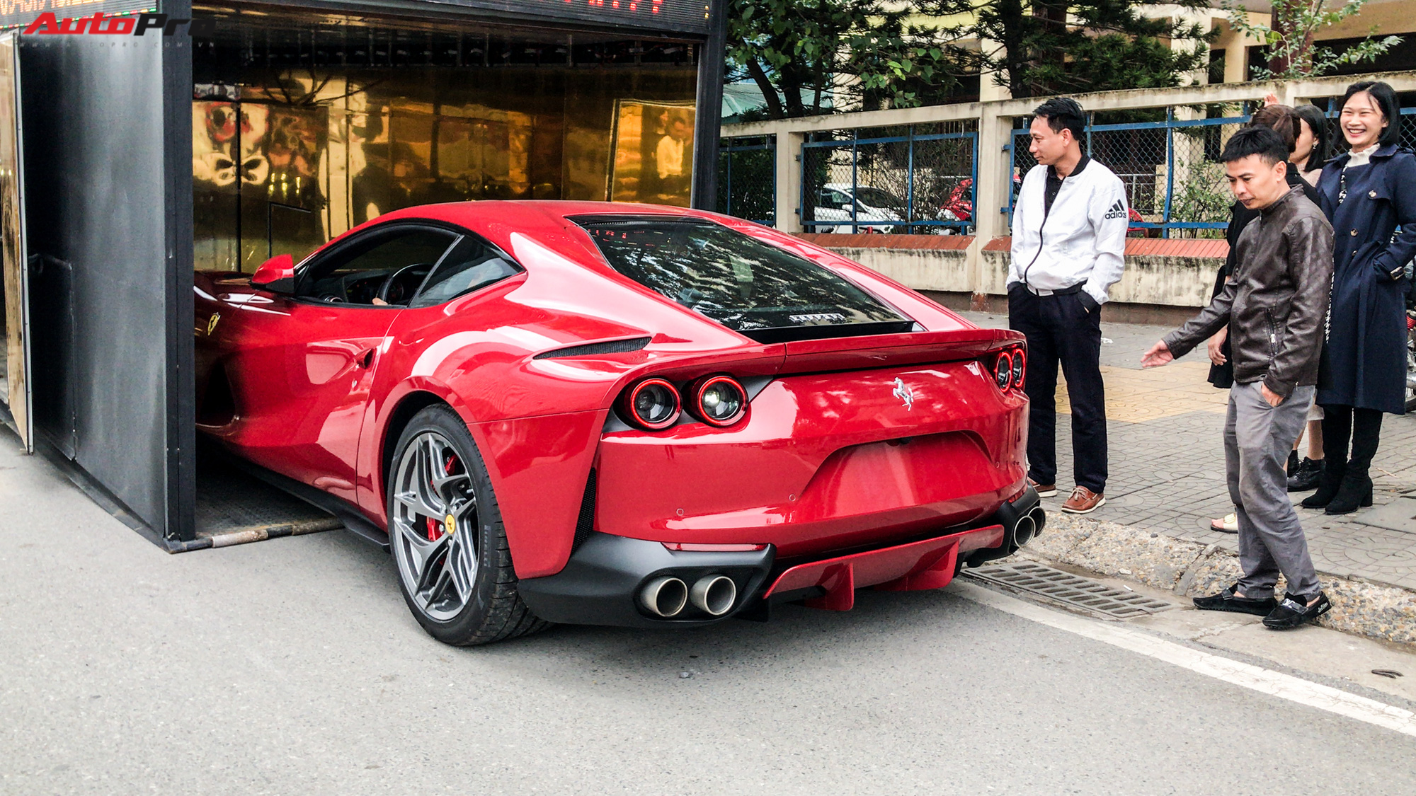 Saigon Nahaufnahme des zweiten Ferrari 812 Superfast in Vietnam