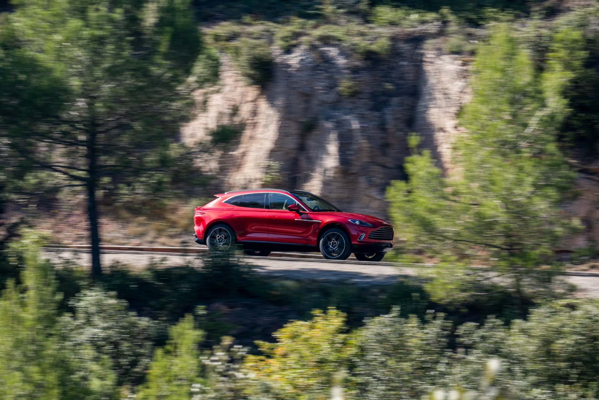 Aston Martin DBX 2020 - Đối thủ mới của Lamborghini Urus, Bentley Bentayga chính thức ra mắt - Ảnh 14. Aston Martin DBX 2020 - Đối thủ mới của Lamborghini Urus, Bentley Bentayga chính thức ra mắt - Ảnh 14.
