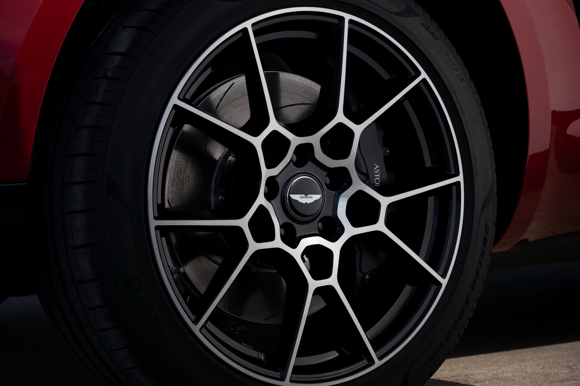 Aston Martin DBX 2020 - Đối thủ mới của Lamborghini Urus, Bentley Bentayga chính thức ra mắt - Ảnh 17. Aston Martin DBX 2020 - Đối thủ mới của Lamborghini Urus, Bentley Bentayga chính thức ra mắt - Ảnh 17.