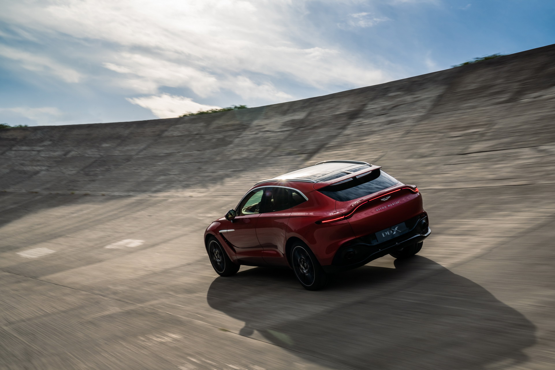 Aston Martin DBX 2020 - Đối thủ mới của Lamborghini Urus, Bentley Bentayga chính thức ra mắt - Ảnh 15. Aston Martin DBX 2020 - Đối thủ mới của Lamborghini Urus, Bentley Bentayga chính thức ra mắt - Ảnh 15.