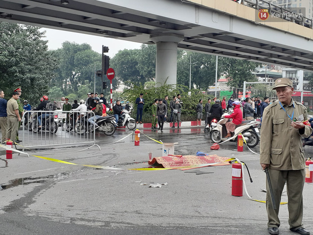 Ảnh hiện trường kinh hoàng vụ Mercedes-Benz GLC cháy dữ dội trên phố Hà Nội - Ảnh 13.