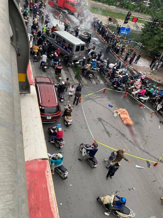Ảnh hiện trường kinh hoàng vụ Mercedes-Benz GLC cháy dữ dội trên phố Hà Nội - Ảnh 14.