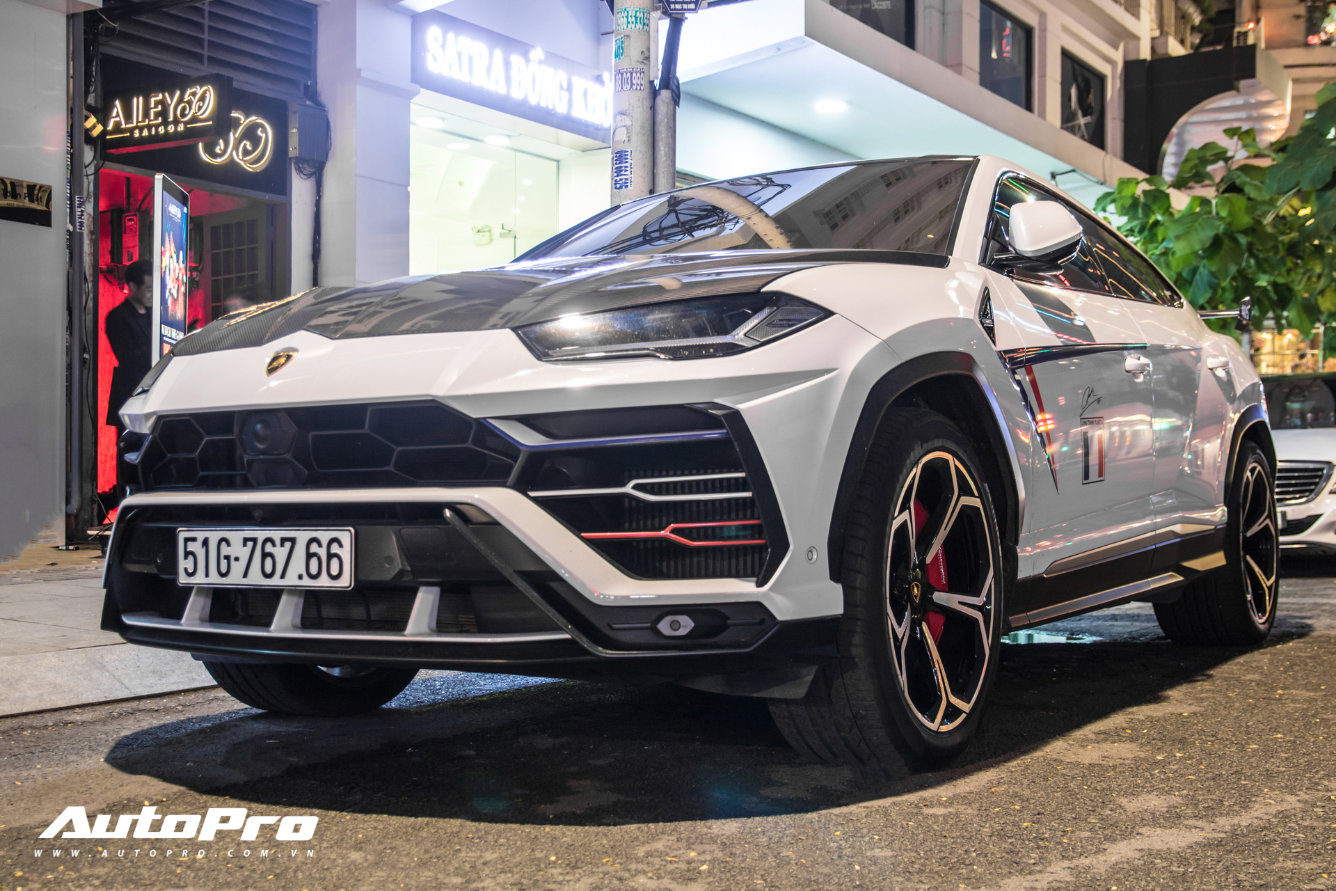 Bắt gặp Minh 'nhựa' lấy Lamborghini Urus độc nhất Việt Nam chở vợ đi chơi  đêm