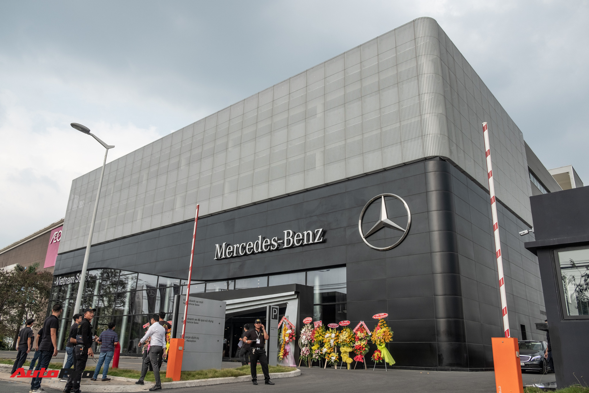 Bên trong đại lý Mercedes-Benz lớn nhất Đông Nam Á vừa khai trương ở Việt  Nam: Sang xịn không tưởng, có cả phòng giao xe bí mật