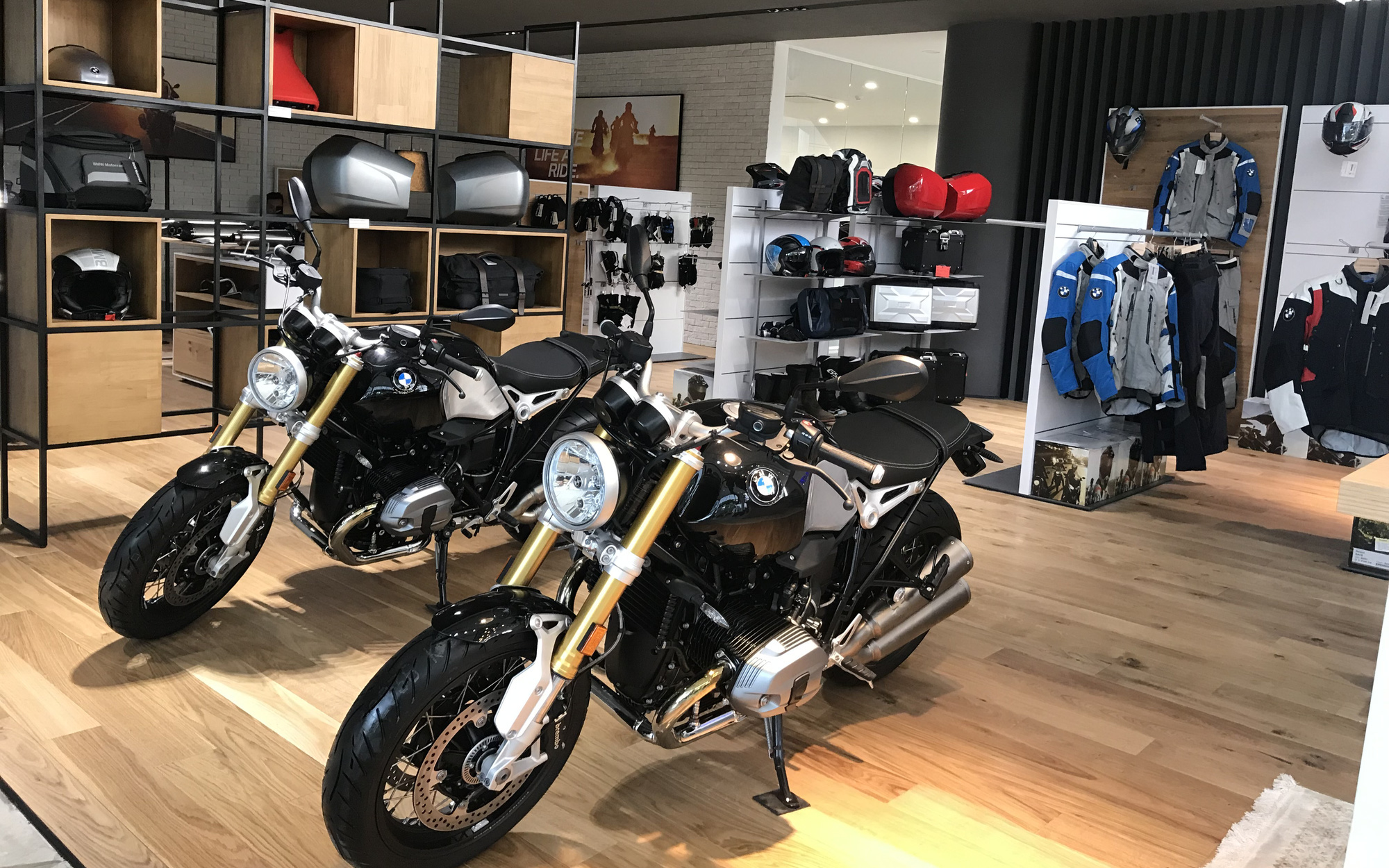 Showroom, nhà máy xe lớn nhất Đông Nam Á nở rộ tại Việt Nam - Ảnh 5.