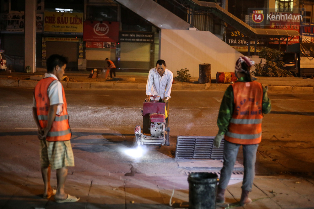 Công nhân Hà Nội “trắng đêm” cải tạo, sửa chữa trục đường Trần Phú – Quang Trung - Ảnh 11. Công nhân Hà Nội “trắng đêm” cải tạo, sửa chữa trục đường Trần Phú – Quang Trung - Ảnh 11.