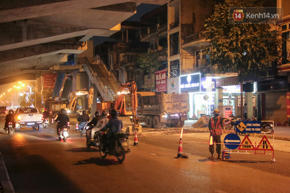 Công nhân Hà Nội “trắng đêm” cải tạo, sửa chữa trục đường Trần Phú – Quang Trung - Ảnh 3. Công nhân Hà Nội “trắng đêm” cải tạo, sửa chữa trục đường Trần Phú – Quang Trung - Ảnh 3.