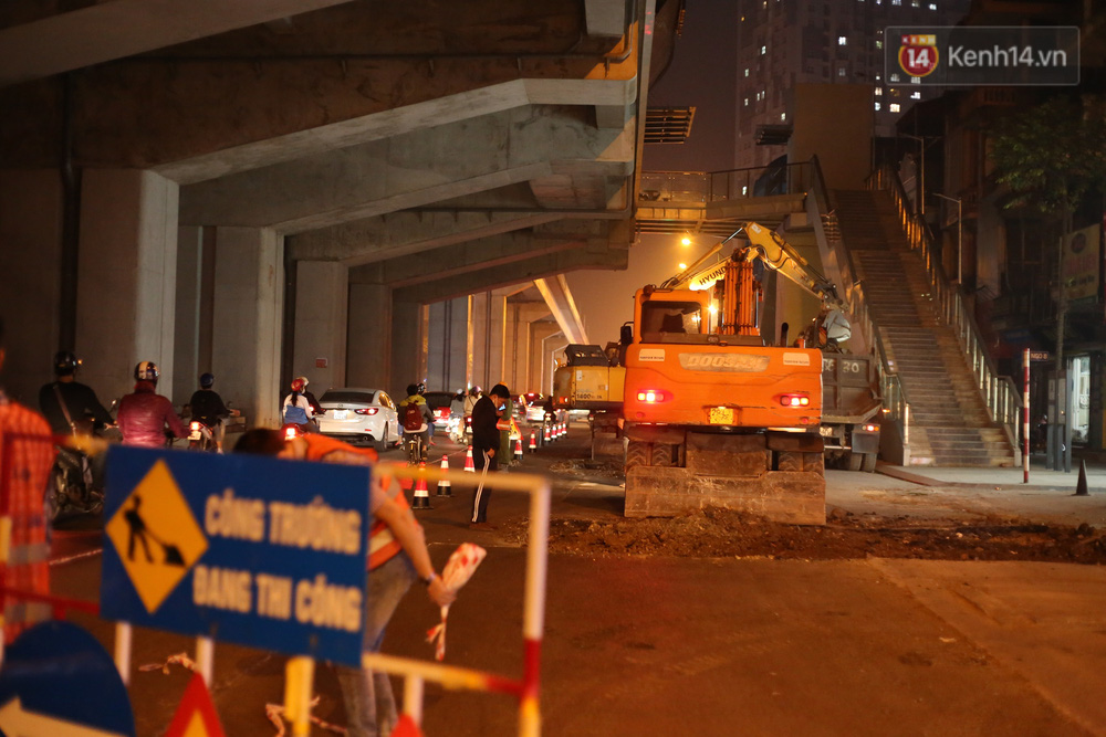 Công nhân Hà Nội “trắng đêm” cải tạo, sửa chữa trục đường Trần Phú – Quang Trung - Ảnh 5. Công nhân Hà Nội “trắng đêm” cải tạo, sửa chữa trục đường Trần Phú – Quang Trung - Ảnh 5.