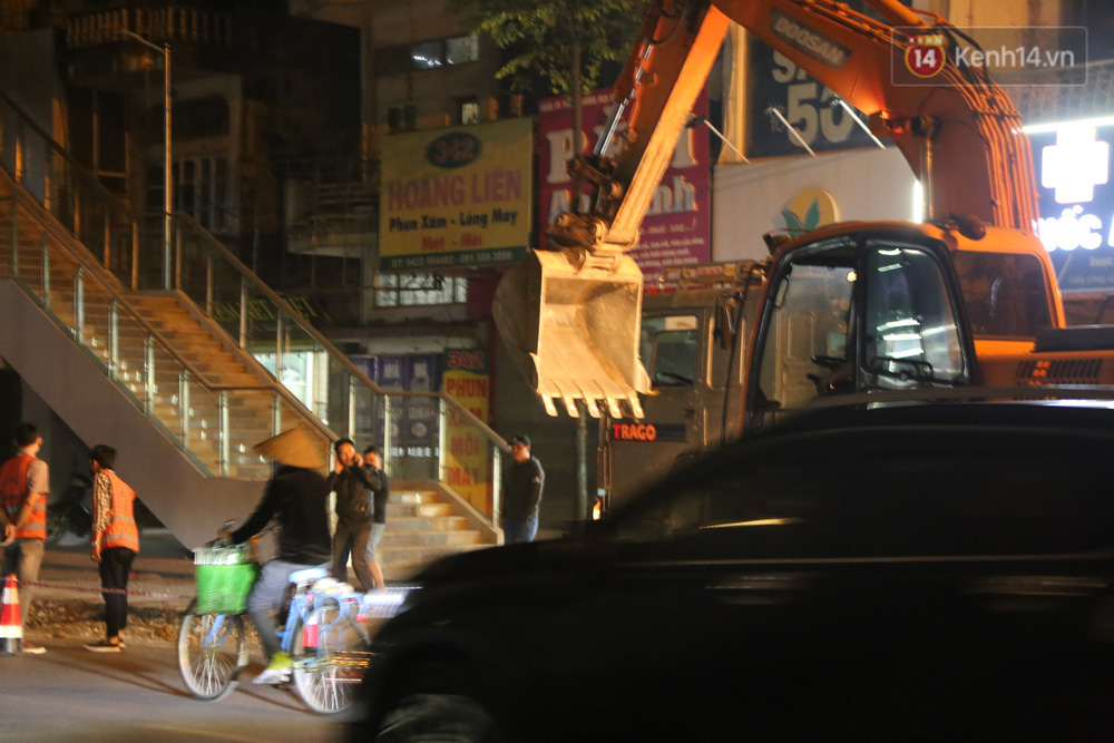 Công nhân Hà Nội “trắng đêm” cải tạo, sửa chữa trục đường Trần Phú – Quang Trung - Ảnh 9. Công nhân Hà Nội “trắng đêm” cải tạo, sửa chữa trục đường Trần Phú – Quang Trung - Ảnh 9.
