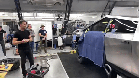 Elon Musk giải thích vì sao cửa kính của xe Cybertruck bị “toang” ngay trên sân khấu - Ảnh 3. Elon Musk giải thích vì sao cửa kính của xe Cybertruck bị “toang” ngay trên sân khấu - Ảnh 3.
