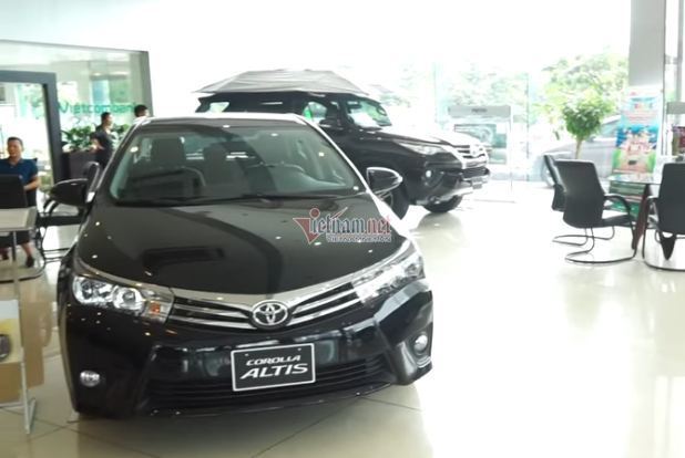 Giảm giá trăm triệu vẫn ế, đại lý ô tô dài cổ ngóng khách mua - Ảnh 1. Giảm giá trăm triệu vẫn ế, đại lý ô tô dài cổ ngóng khách mua - Ảnh 1.
