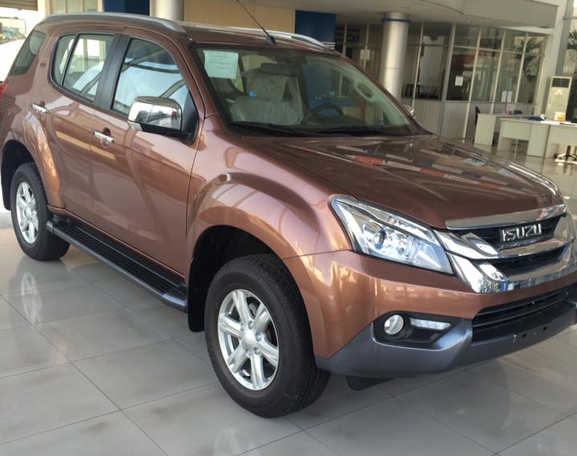 Đại lý thanh lý Isuzu mu-X tồn kho với giá 785 triệu đồng, giảm gần 200 triệu đồng so với giá gốc - Ảnh 1. Đại lý thanh lý Isuzu mu-X tồn kho với giá 785 triệu đồng, giảm gần 200 triệu đồng so với giá gốc - Ảnh 1.