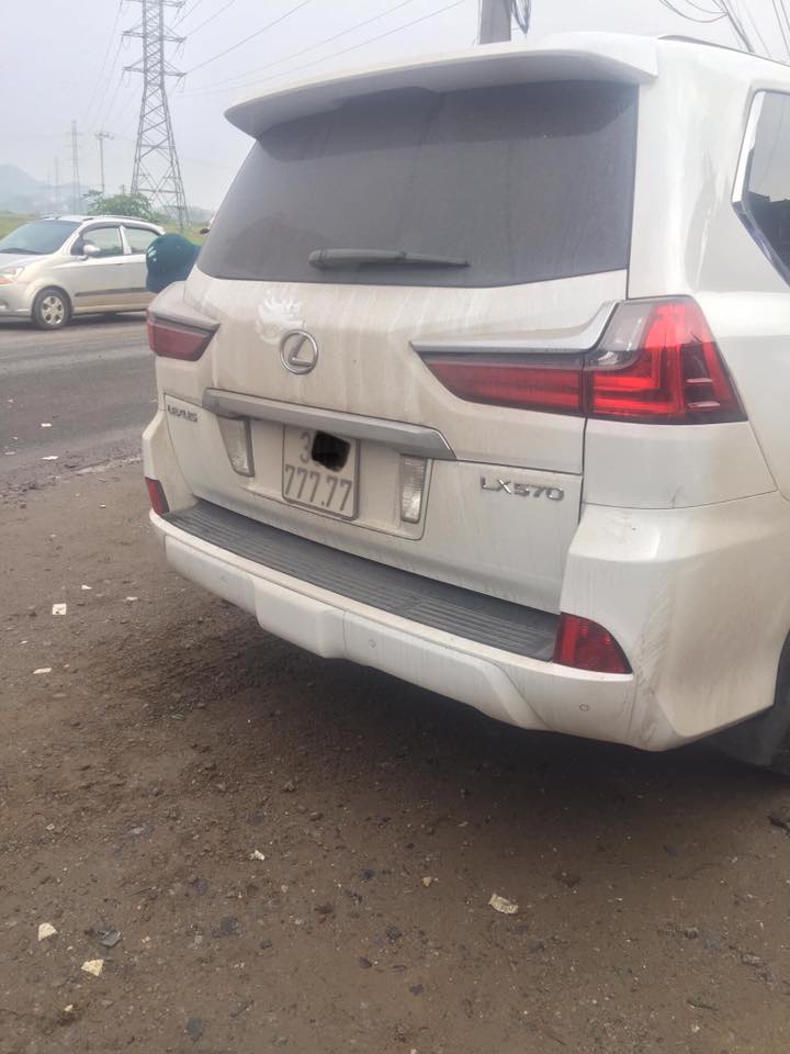 Hà Nội: Xe Lexus biển ngũ quý gây tai nạn khiến 1 người phụ nữ tử vong tại chỗ - Ảnh 4. Hà Nội: Xe Lexus biển ngũ quý gây tai nạn khiến 1 người phụ nữ tử vong tại chỗ - Ảnh 4.